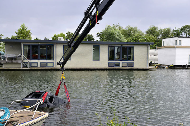 2021/118/20210806-12u30 GB 025 Auto te water Nieuwemeerdijk.jpg